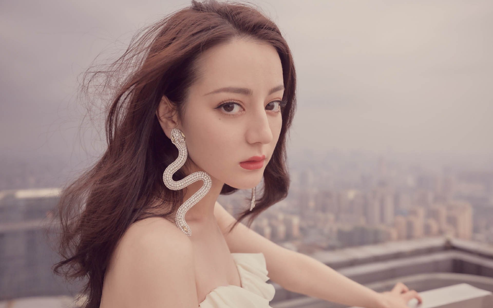 _高空秋千挑战：在悬崖边感受刺激_，高空秋千是近年来在各大景区兴起的娱乐项目之一